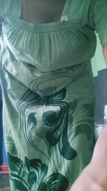 Дези тамильская тетушка снимает платье, часть 1