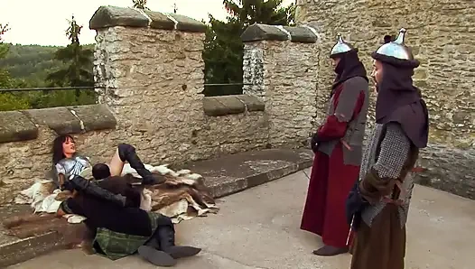 Kalede edepsiz dörtlü grup seks: o bir prenses değil, bir fahişe!!