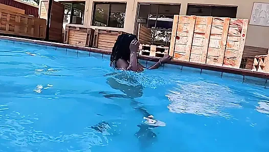 Havuz başında zar zor tıraş oluyor