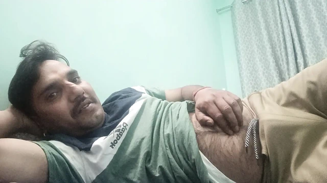 Hintli desi adam seks yapıyor ve duş ayakkabısını gösteriyor ve mastürbasyon yapıyor