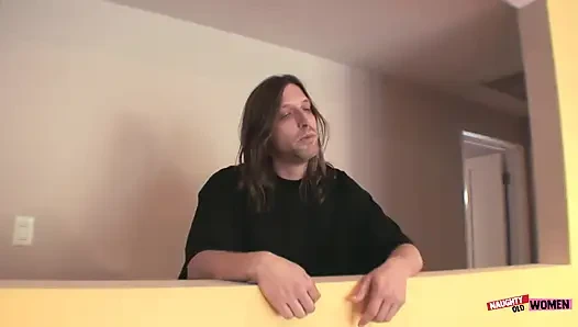 Olgun götü nitelikli bir saksodan sonra siyah bir adam tarafından sikiliyor