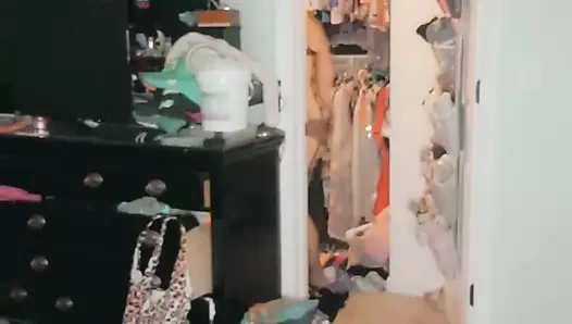 Soyunma odasında yakalandı, kendini fışkırtarak sikiyor