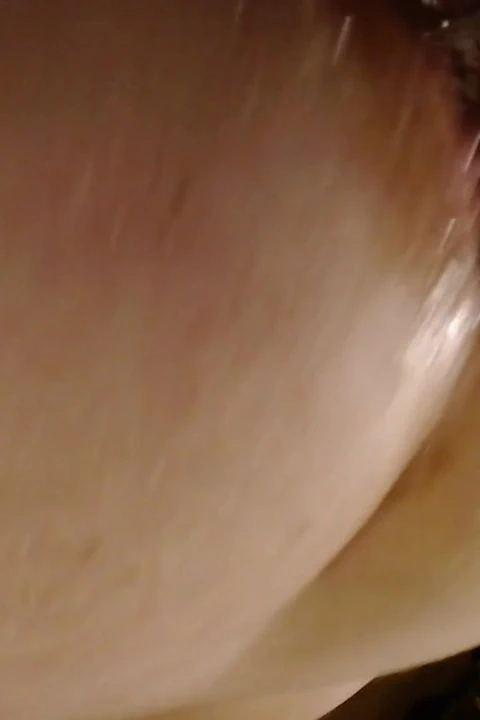 Büyük itici bir dildo tarafından sikiliyor