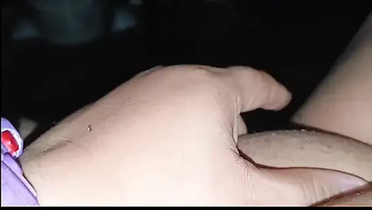 Şişman vajinamı mastürbasyon yapıyorum ve kayınbiraderimin sapıkının önünde oynuyorum, kocamın cuckold ise çalışıyor