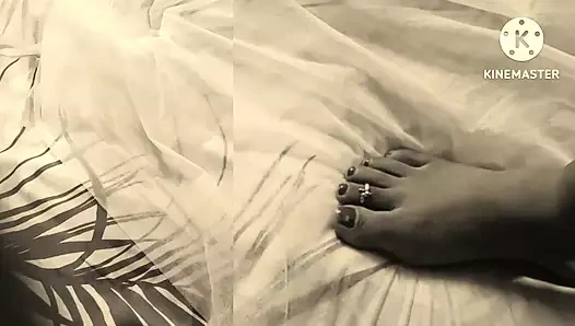 Ateşli bayan göğüslere masaj yapıyor