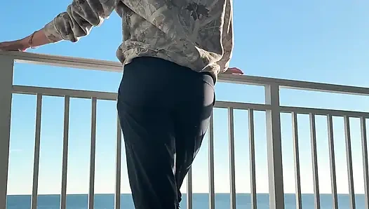 Dünyanın önünde balkonda benimle boşal!