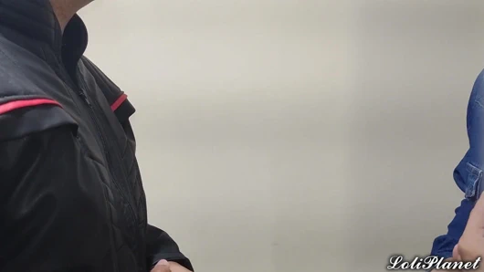 Arkadaşım evinde uyumama izin veriyor, ama ben onun güzel karısını yanında dinlenirken sikiyorum - ntr