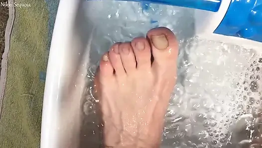 Ayak sırılsıklam ayak parmak kıpırdatıyor