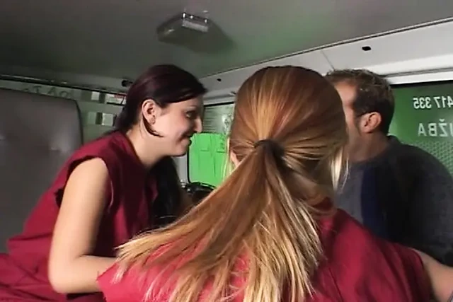 Esmer hatun ve sarışın baştan çıkarıcı kadın ile ateşli üçlü seks