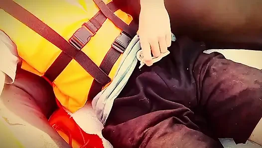 Geçen yazın anıları. Twink nehrin ortasında yarağını sıvazlıyor.