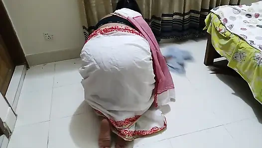 Üvey oğul evi temizlerken üvey annesini sikiyor