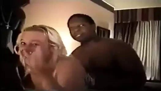 Aldatılan orta yaşlı seksi kadın büyük zenci yarağıyla buluşuyor