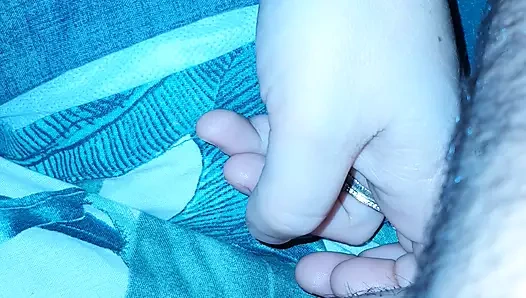 Üvey anne üvey oğluyla yatakta - çıplak ve yarak dışarı