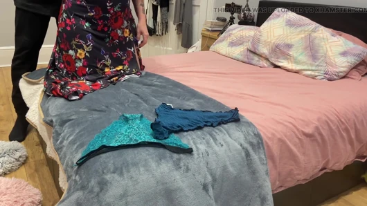 Aldatılan ateşli seksi espanol genç erkek avcısı siyah yarağı göt deliğini ve külotunu koklamayı seviyor.