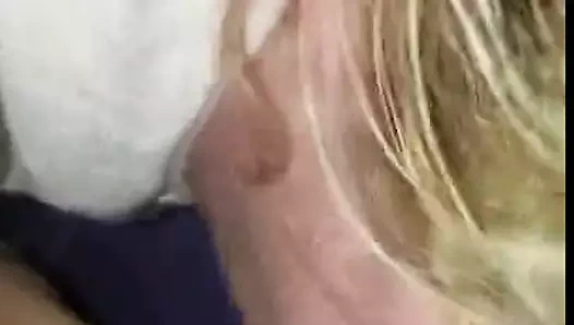 Premiere fois que sa voisine le suce