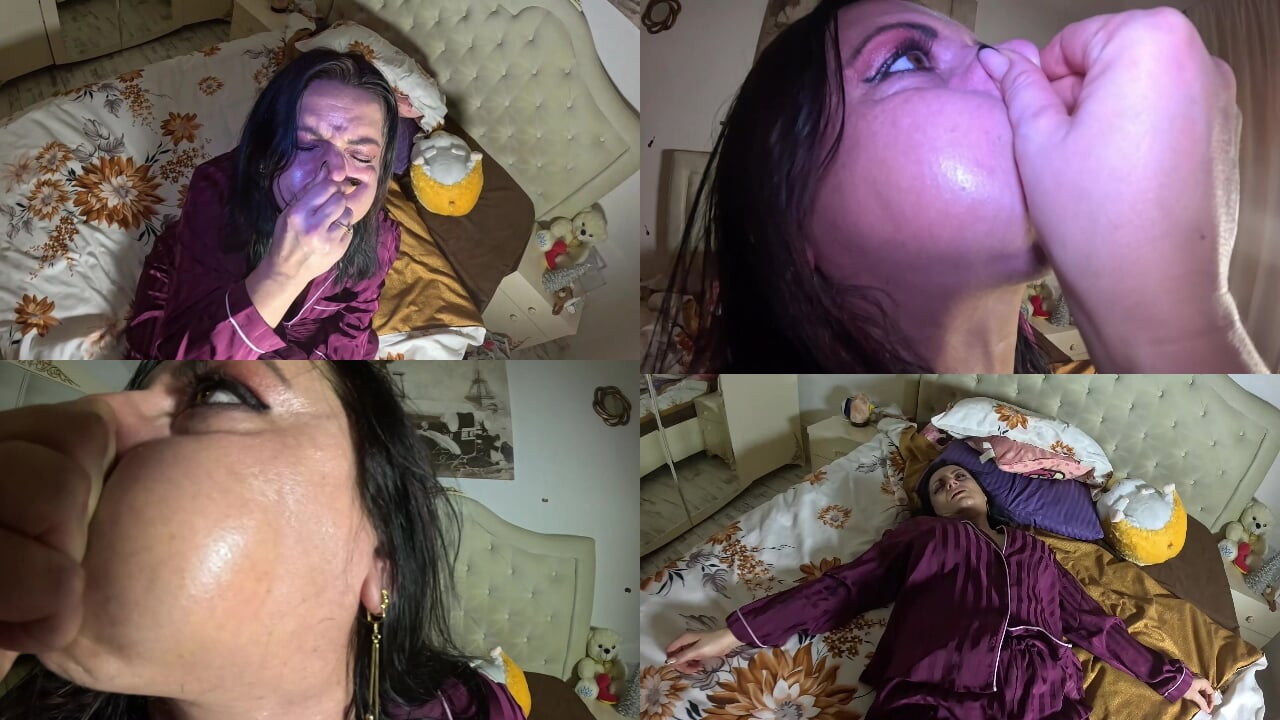 Orta yaşlı seksi kadın Saten'de nefes tutuyor. Kabarık yanaklar kırmızı yüz ve yoğun yakın çekimler
