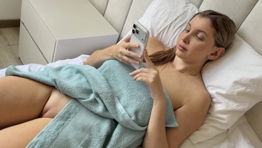 Stepdad caught stepdaughter naked in her towel and comes all over her
