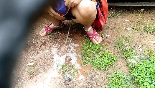 Lady Ko Car Ke Door Khol K Ghodi bana kar Choda or Moot Nikala