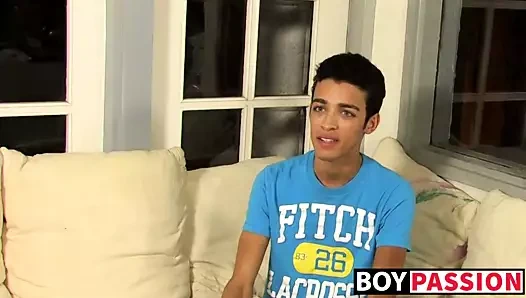 Görüşülen twink römorkörler üzerinde onun horoz kadar o cums kalın yükler