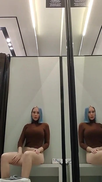 Обязательный для обмена момент из "Мастурбации в примерочной в торговом центре. Я примеряю прозрачную одежду в примерочной и"