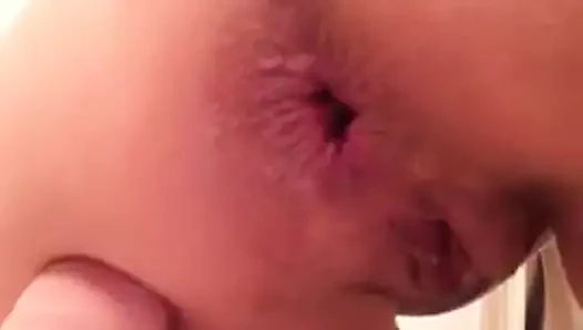 Yeni anal oyuncaklarla oynuyor