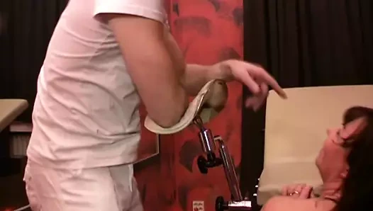 Eskisiyle doğru sikişiyor, Sabrina 45 2 garip yarakla çarpmasına izin veriyor