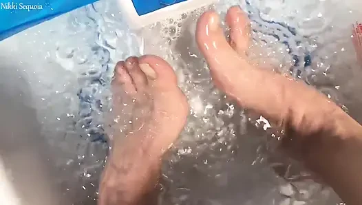 Ayak sırılsıklam ayak parmak kıpırdatıyor