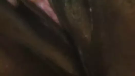 Büyük kız bir sürtünerek