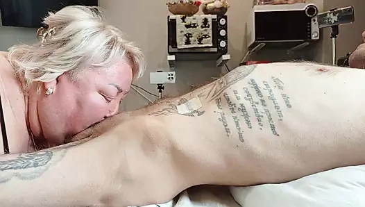 Üvey anne gırtlağına kadar sakso çekiyor ve kalın döl yutuyor