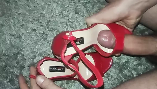 Sikme ve boşalmak üzerinde seksi kırmızı yüksek topuklu