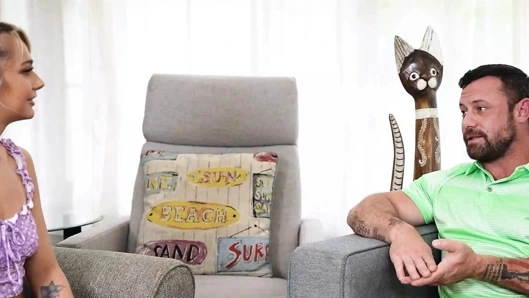 18 yaşındaki bakire çocuk bakıcısı yanlışlıkla yeni patronuna çıplaklar gönderiyor - teamskeet