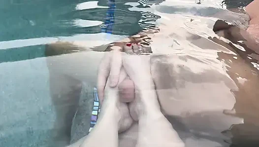 Havuzda ayakla mastürbasyon ve sualtı boşalması