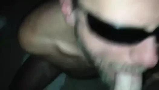 Zencefil, yükünü adamın ağzına karın kaslarına vuruyor