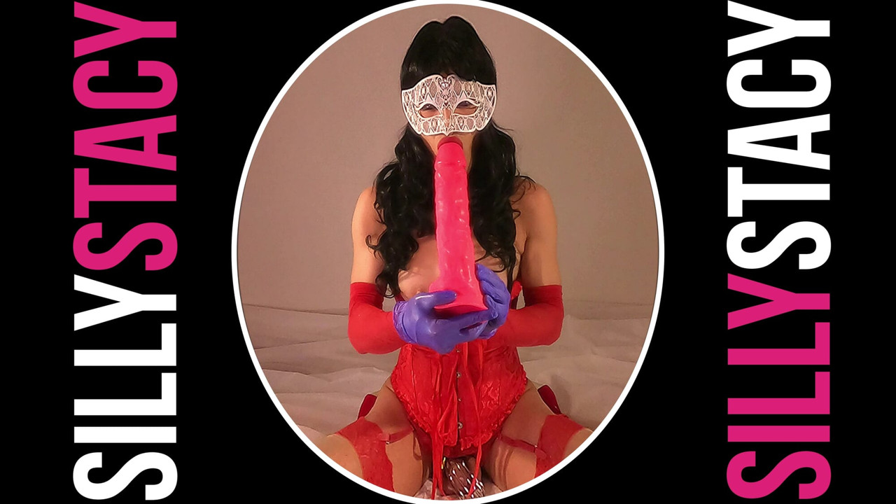 Kötü kadın kılıklı büyük dildo emiyor