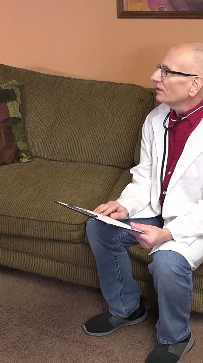 Dr. Drake Mckenna Lynn'in kırık amını düzeltiyor