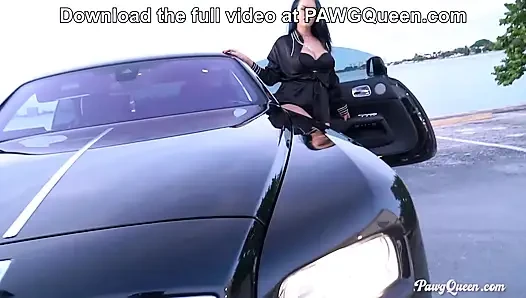 Pawgqueen Ryan Rolls Royce'da twerk yapıyor