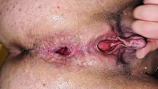 Geniş göt, büyük klitoris mastürbasyon yapıyor