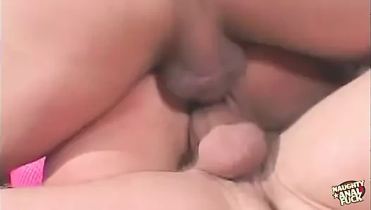 Baştan çıkarıcı bir şekilde, büyük memeli sarışın güzel büyük yarağı götünü sikmeye hazır olana kadar soyunuyor.