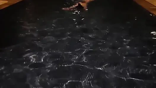 Ateşli evli kadın geceleri halka açık havuzda sikişmeyi riske atıyor