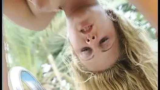 Geile Blondinne fickt am Pool