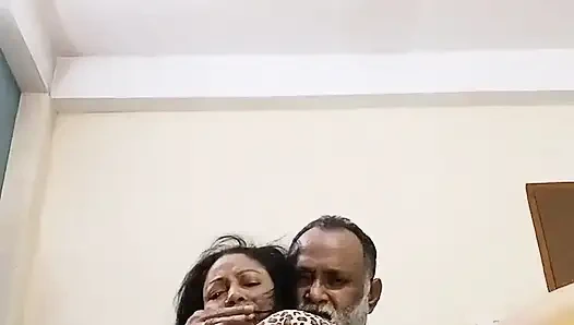 Yenge ön sevişme emiyor üvey ateşli meme ucu minik amcık emiyor ön sevişme