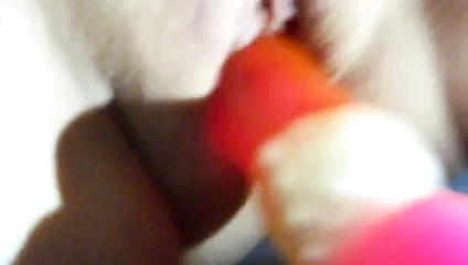 Evli kadın gece geç saatlerde oyuncak sok