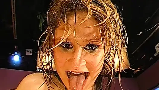 Ggg - Sarışın Işeyen Sürtük Gırtlağına Kadar Alıyor Ve Sırılsıklam Oluyor