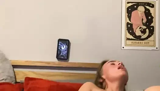 Dövmeli büyük memeli emo parmakları içine daha derine doğru kaydıkça her inleme artıyor