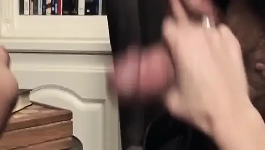 Olgun sarışın orta yaşlı seksi kadın yüze boşalmak için büyük yarağa sert biniyor