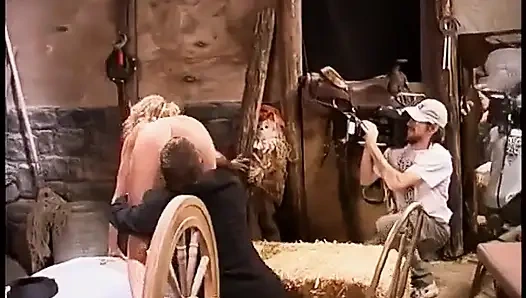 Ateşli porno yıldızları içeride film çekerken iş başında