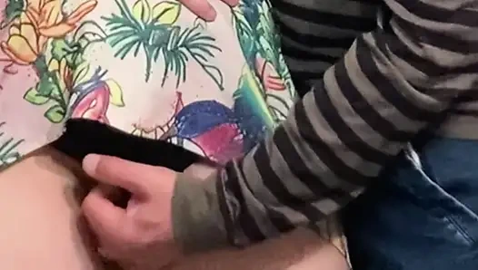 Cette fille m’a laissé lui caresser la chatte en public