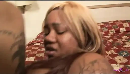 New York'lu büyük meme uçları Yanaya Dream benzer cinsel mekanizmaya sahip bir adamla tanışıyor.