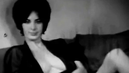 Genç busty kız büyük göğüslerini (1960'ların vintage) dışarı bulaşıkları