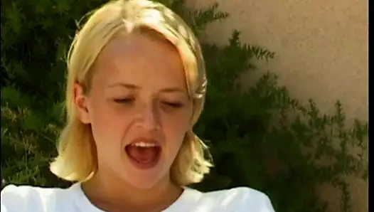 Hevesli genç sarışın takım elbiseli bir adamı emiyor ve sikiyor